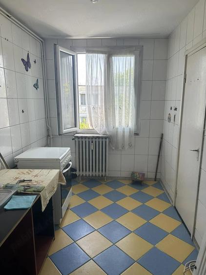 Apartament cu 3 camere semidecomandat în Giurgiului