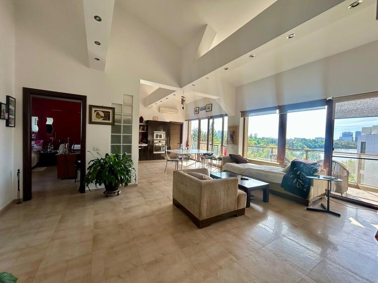 Penthouse cu 3 camere semidecomandat în Herăstrău