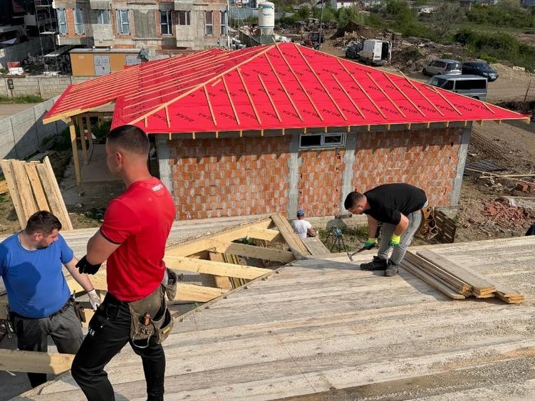 Casă individuală cu 4 camere cu Canalizare în Central