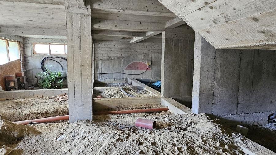 Casă individuală cu 10 camere cu Teren 1055 Mp în Dâmbovicioara