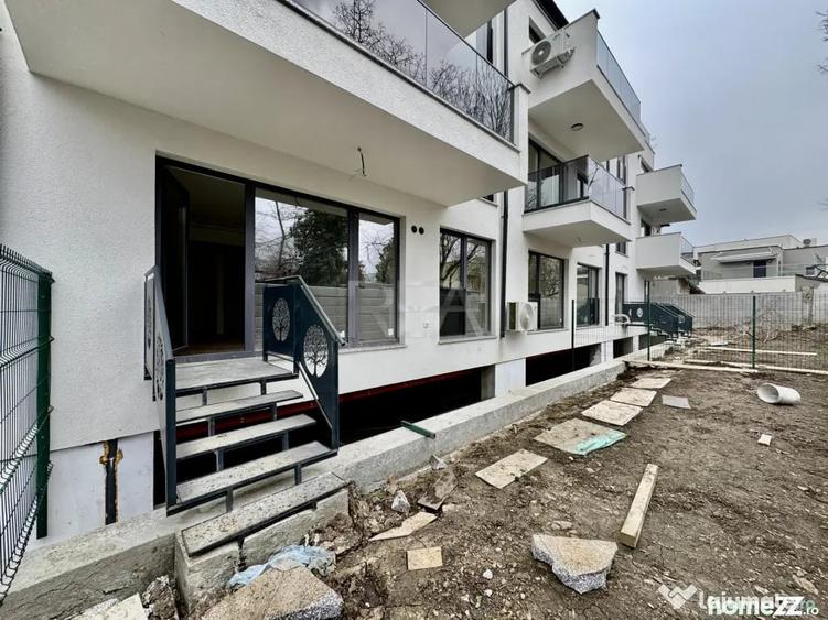 Apartament cu 3 camere semidecomandat în Matei Voievod