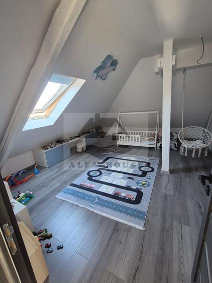 Apartament cu 4 camere decomandat, mobilat în Tractorul