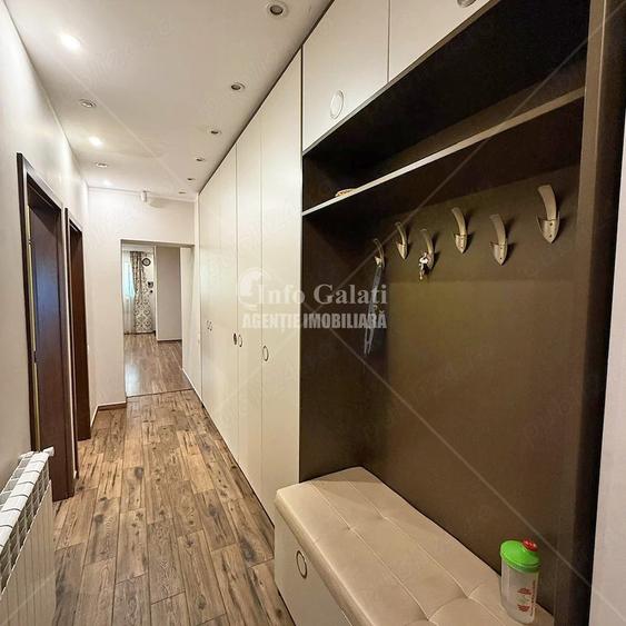 Apartament cu 6 camere decomandat în Faleză