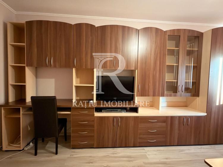 Apartament cu 2 camere semidecomandat, mobilat în Decebal
