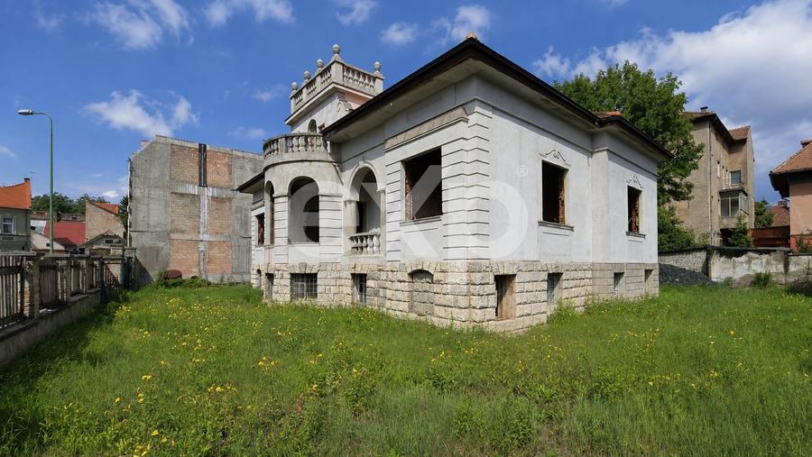 Casă individuală cu 9 camere cu Canalizare în Centrul Istoric