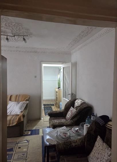 Apartament cu 3 camere semidecomandat în Fetești-Gară