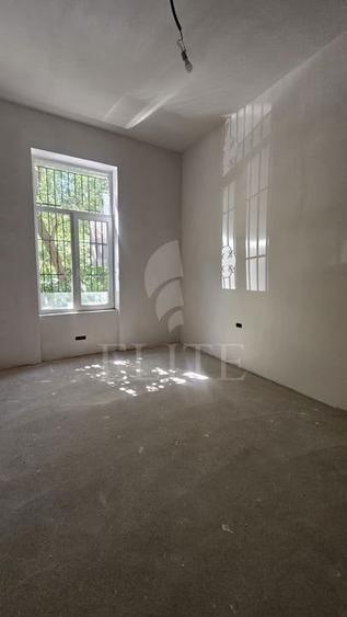 Apartament cu 4 camere semidecomandat în Central