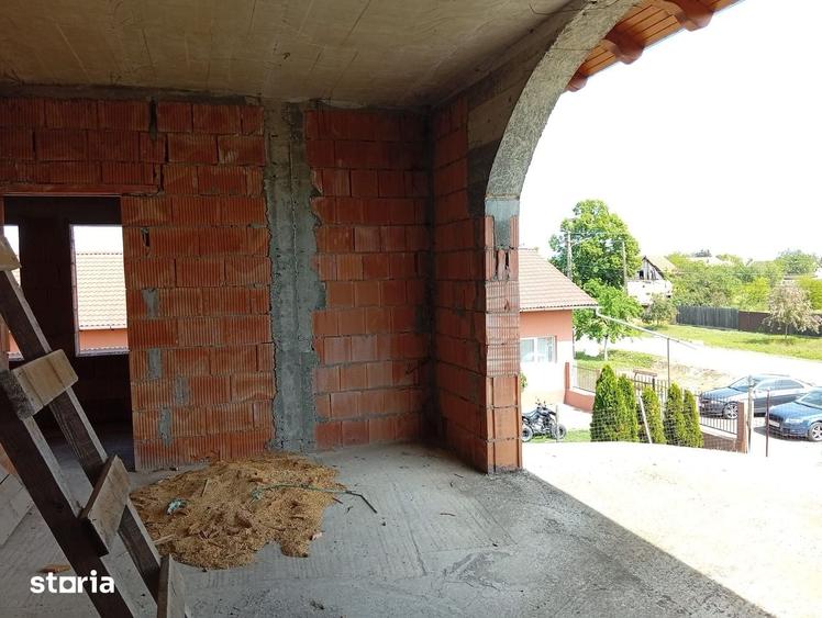 Casă cu 5 camere cu Teren 1660 Mp în Semlac