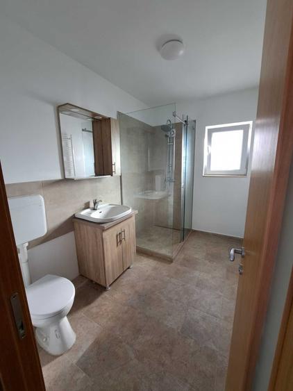 Apartament cu 3 camere semidecomandat în Cățelu