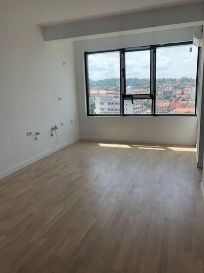 Apartament cu 4 camere semidecomandat în Central