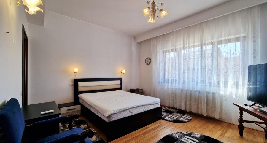 Casă individuală cu 6 camere cu Canalizare în Otopeni