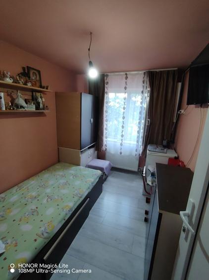 Apartament cu 3 camere semidecomandat, mobilat în Central