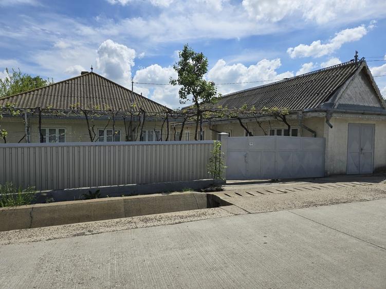 Proprietate completa de vanzare 7 camere + gospodarie + teren 6000+ mp | Bratesti - aproape de Pascani si autostrada - 1