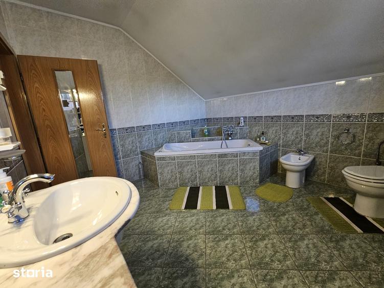 Casă cu 5 camere cu Teren 1159 Mp în Zăvoi