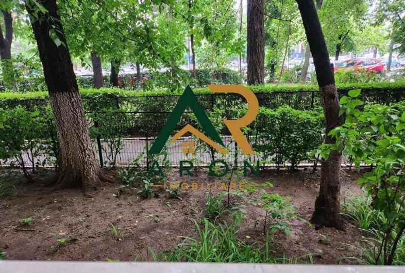 Apartament cu 3 camere semidecomandat, mobilat în Tineretului