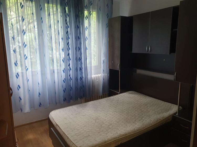 Apartament cu 3 camere semidecomandat în Drumul Taberei