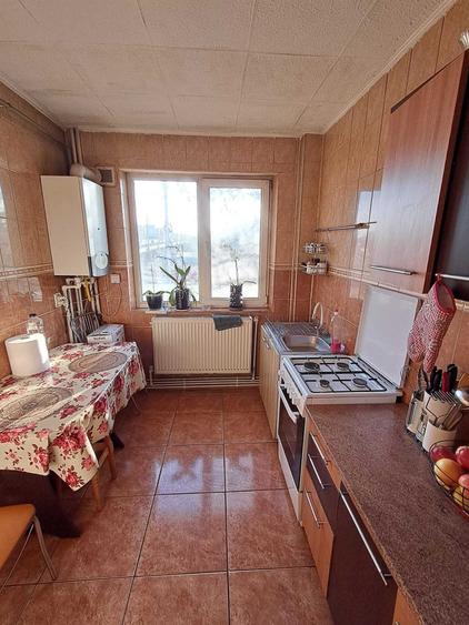 Apartament cu 3 camere semidecomandat în Exterior Vest