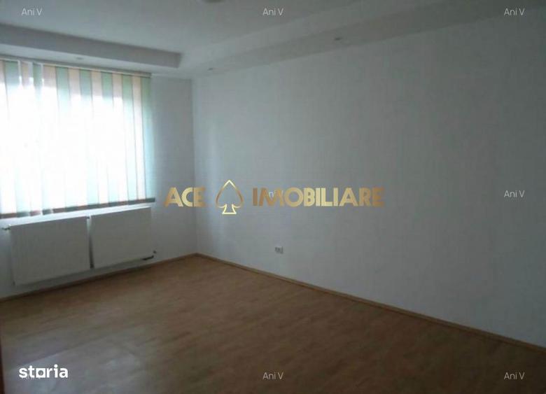 Casă cu 6 camere cu Teren 220 Mp în Vitan