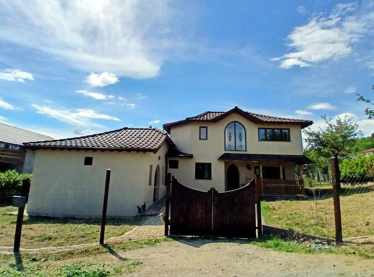 Casă cu 3 camere în Tăuții de Sus