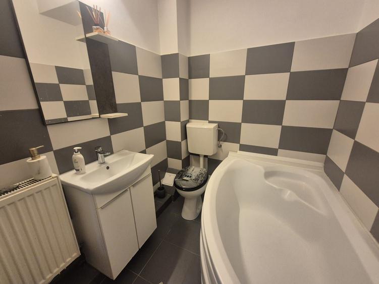 Apartament cu 3 camere semidecomandat în Central