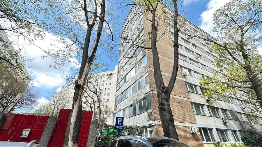 Apartament cu 3 camere semidecomandat în Iancului