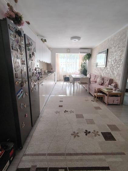 Apartament cu 3 camere semidecomandat în Florești