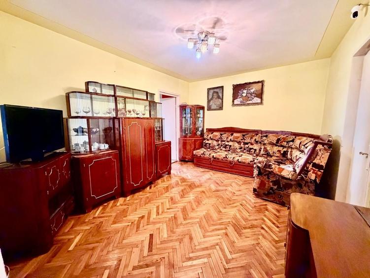 Apartament cu 3 camere semidecomandat în Central