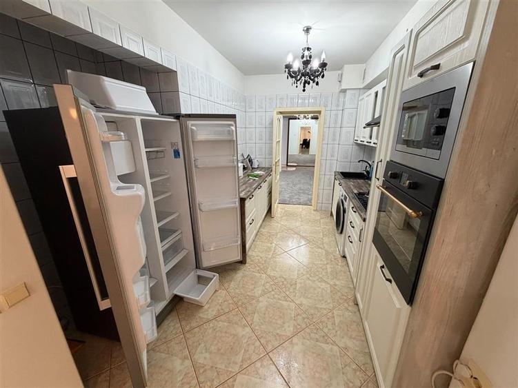 Apartament cu 3 camere decomandat, mobilat în Central
