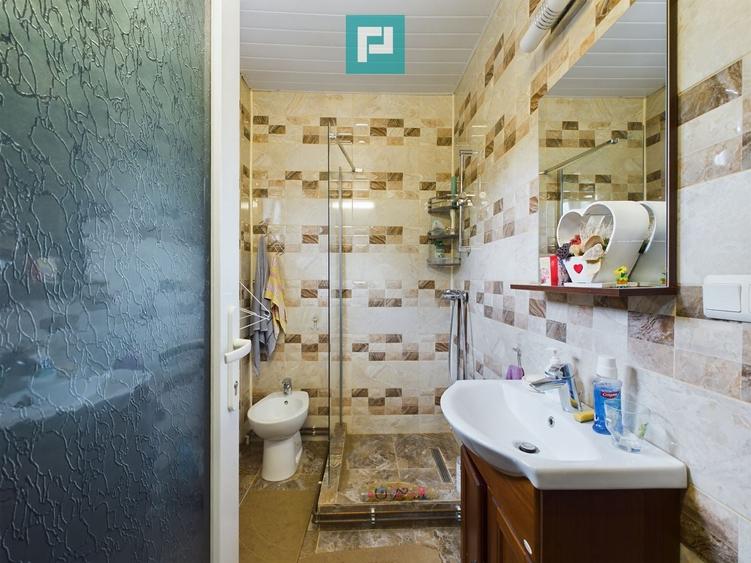 Casă individuală cu 5 camere cu Canalizare în Central