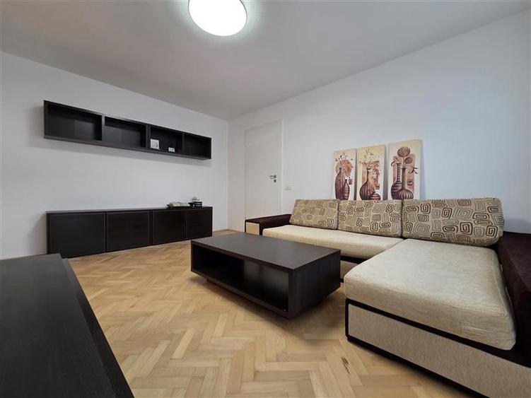 Apartament cu 3 camere semidecomandat, mobilat în Gării