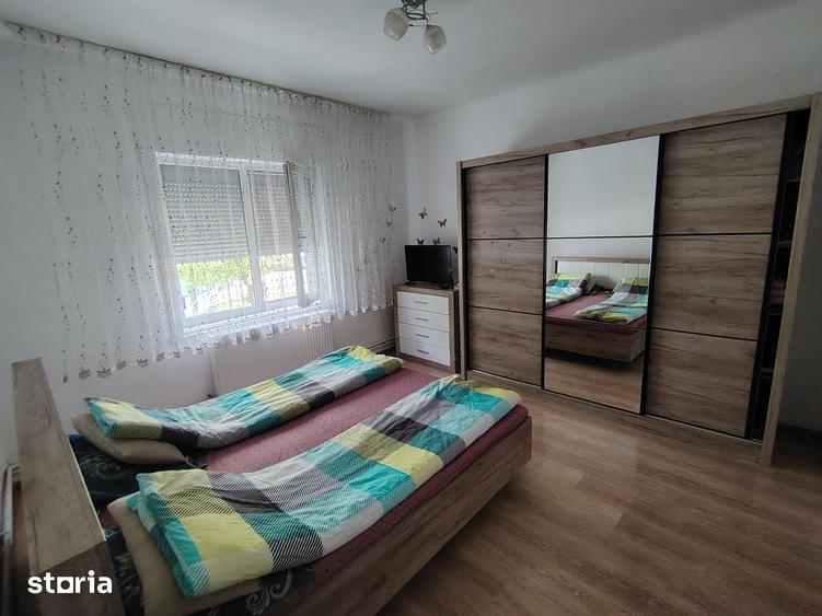 Casă cu 6 camere cu Teren 210 Mp în Zimandu Nou