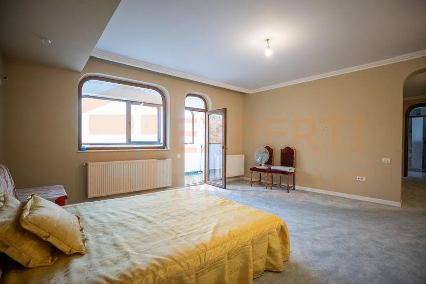 Casă individuală cu 8 camere cu Canalizare în Ultracentral
