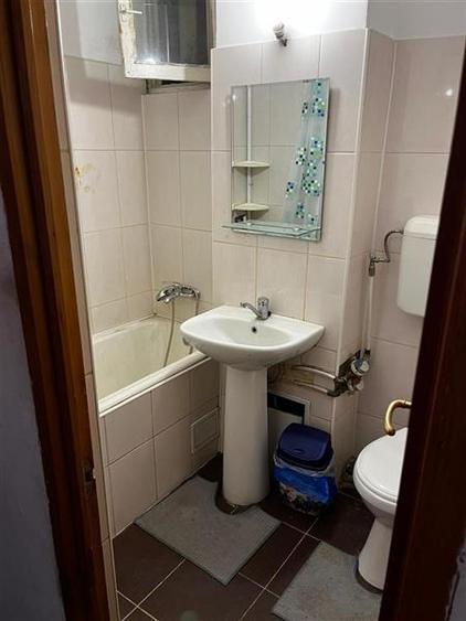 Apartament cu 3 camere semidecomandat în Obor