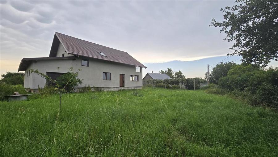 Casă cu 5 camere cu Teren 1483 Mp în Mitocu Dragomirnei