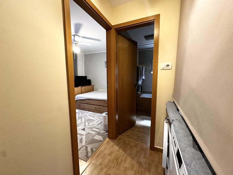 Apartament cu 3 camere semidecomandat, mobilat în Dâmbovița