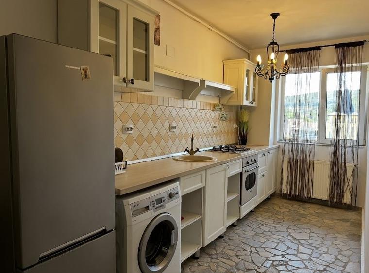 Apartament cu 2 camere semidecomandat, mobilat în Florești