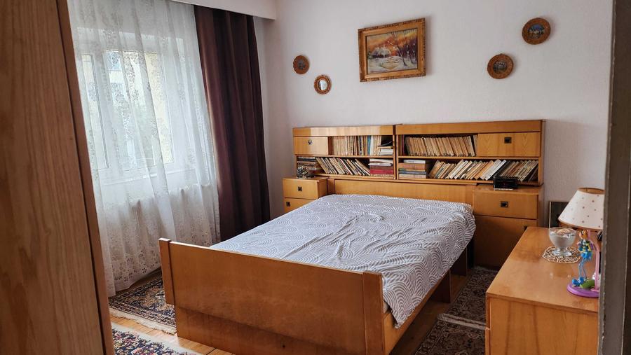Apartament cu 3 camere decomandat în Republicii