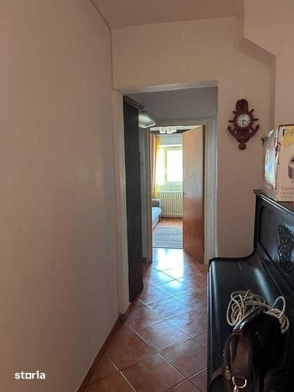 Apartament cu 4 camere decomandat în Tei