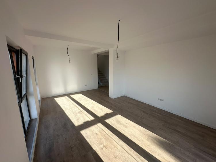 Duplex cu 5 camere cu Teren 100 Mp în Jilava