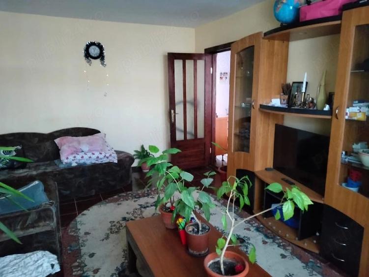 Apartament cu 3 camere decomandat în Mioriței