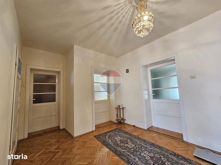 Casă cu 4 camere în Central