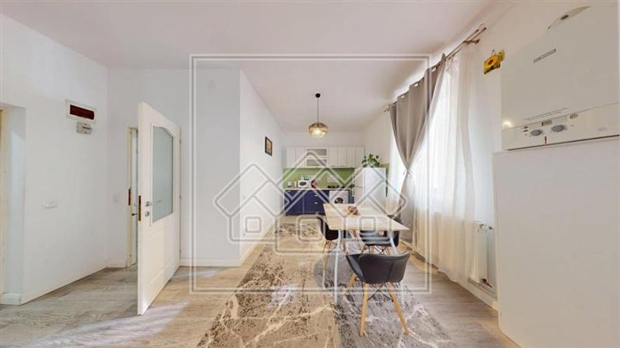 Apartament cu 3 camere semidecomandat în Central