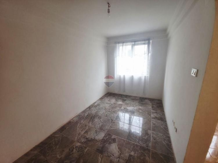 Apartament cu 3 camere decomandat în Săvinești
