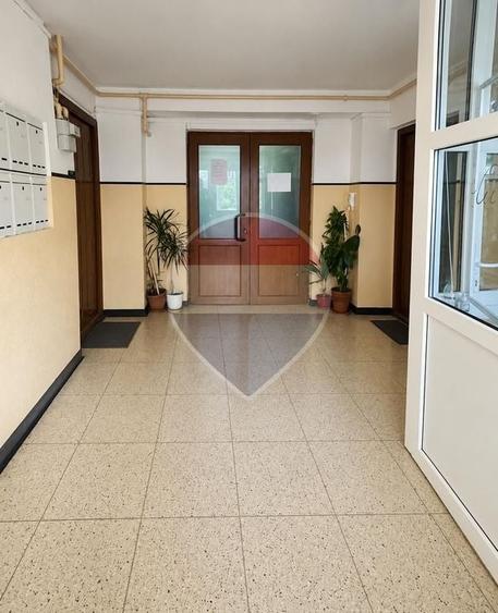 Apartament cu 3 camere semidecomandat în Militari