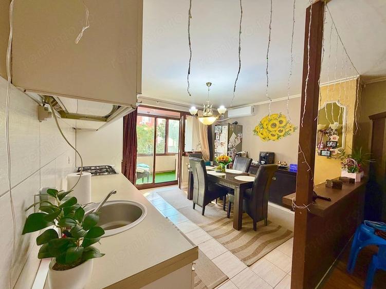 Apartament cu 3 camere semidecomandat în Buziașului
