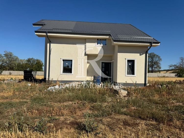 Casă individuală cu 6 camere cu Canalizare în Oncea
