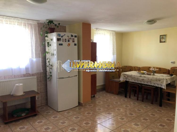 Casă individuală cu 6 camere cu Canalizare în Cetate