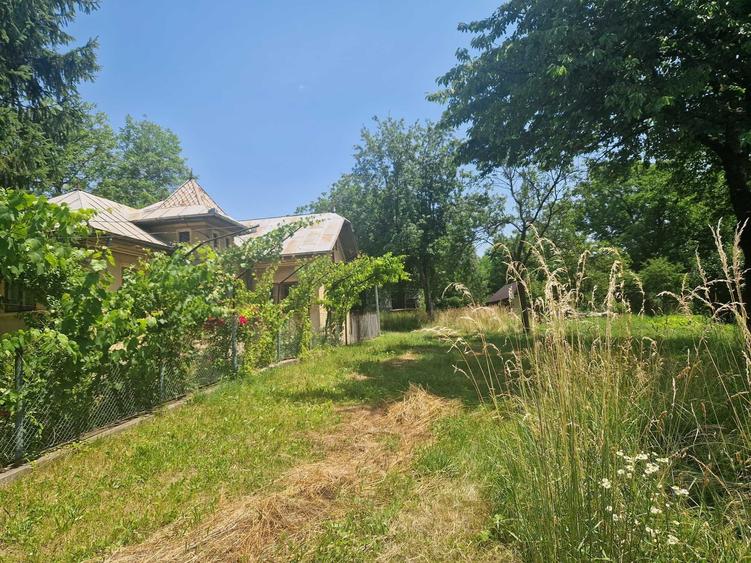 Casă cu 4 camere semidecomandat în Central