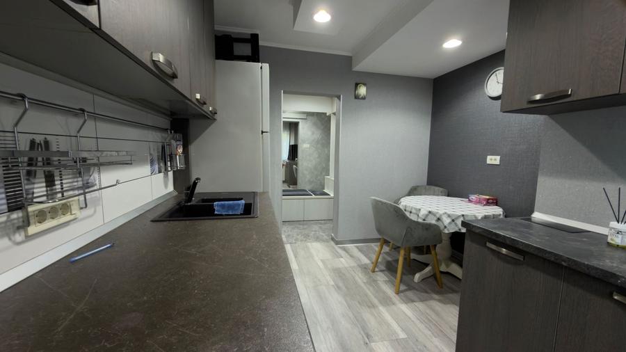 Apartament cu 3 camere decomandat în Giurgiului