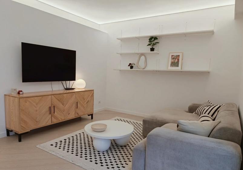 Apartament cu 3 camere semidecomandat, mobilat în Pipera